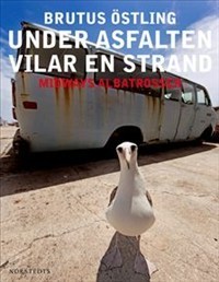 Omslag: Under asfalten vilar en strand : Midways albatrosser