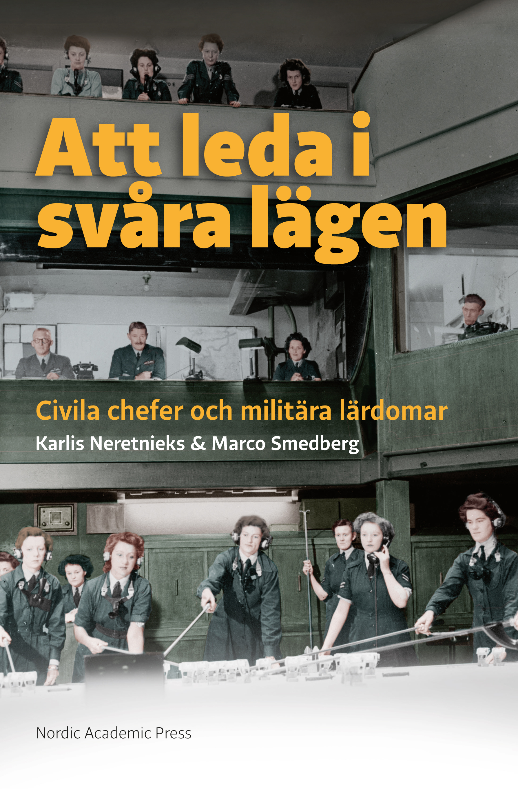 Omslag: Att leda i svåra lägen : civila chefer och militära lärdomar