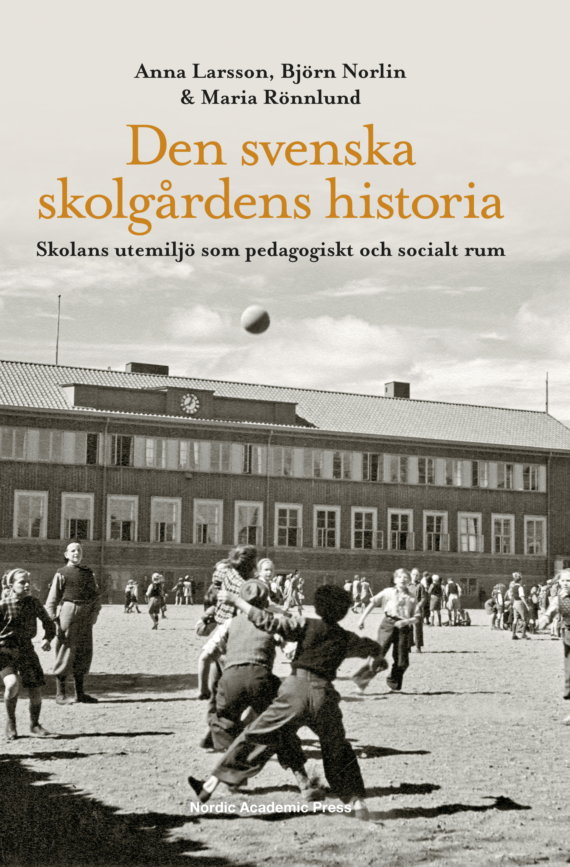 Omslag: Den svenska skolgårdens historia : skolans utemiljö som pedagogiskt och socialt rum